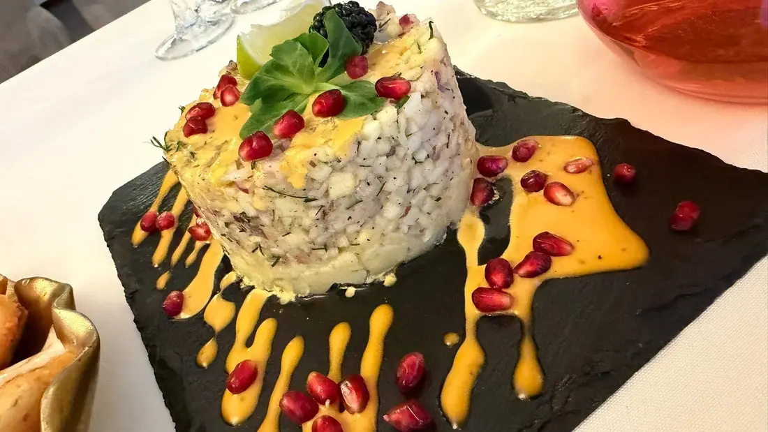 Sluoksniuotos salotos su granatų sėklomis